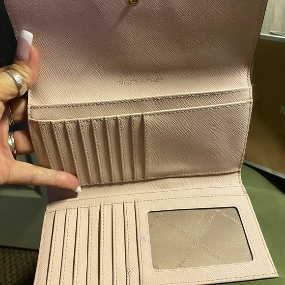 Brand new hardly used Michael Kors small,light pink (blush) purse and wallet set - Picture 3 of 3